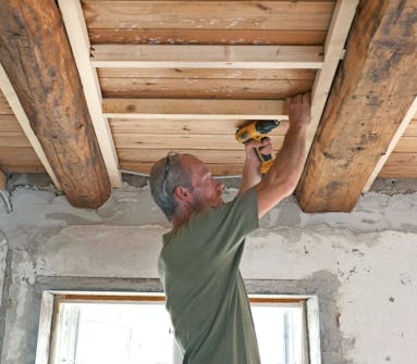 Frilagte tak bjelker: Sett opp tverrstivere Frilagte tak bjelker: Sett opp tverrstivere